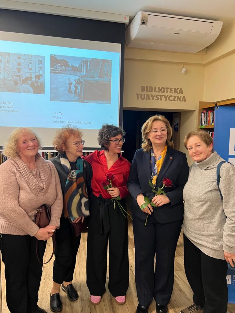 Albania Okiem Kobiet Spotkanie w Bibliotece Joga w Albanii Rosela Ciko