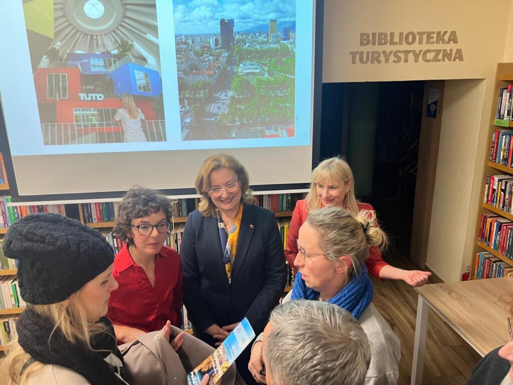 Albania Okiem Kobiet Spotkanie w Bibliotece Joga w Albanii Rosela Ciko