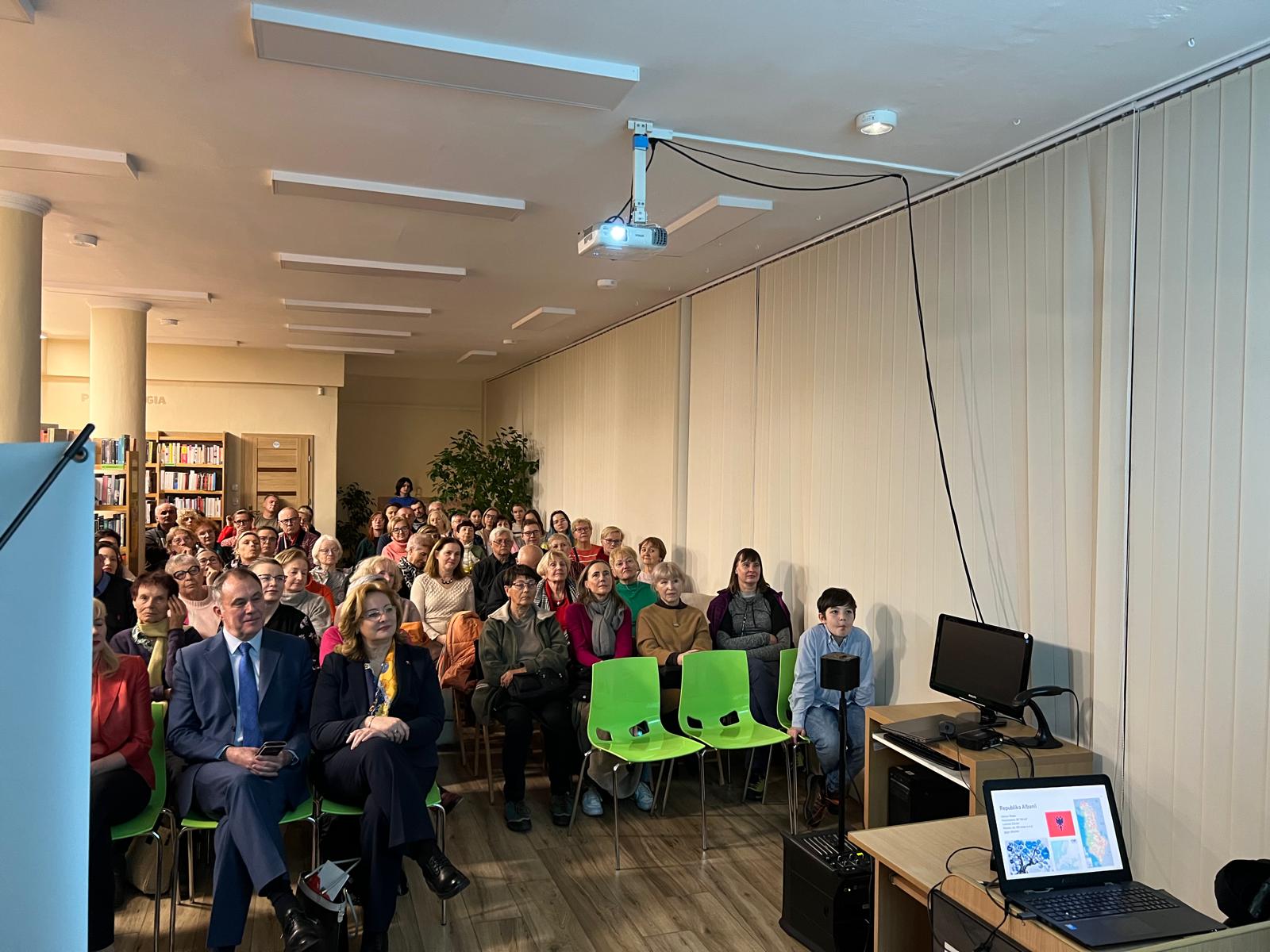 Albania Okiem Kobiet Spotkanie w Bibliotece Joga w Albanii Rosela Ciko