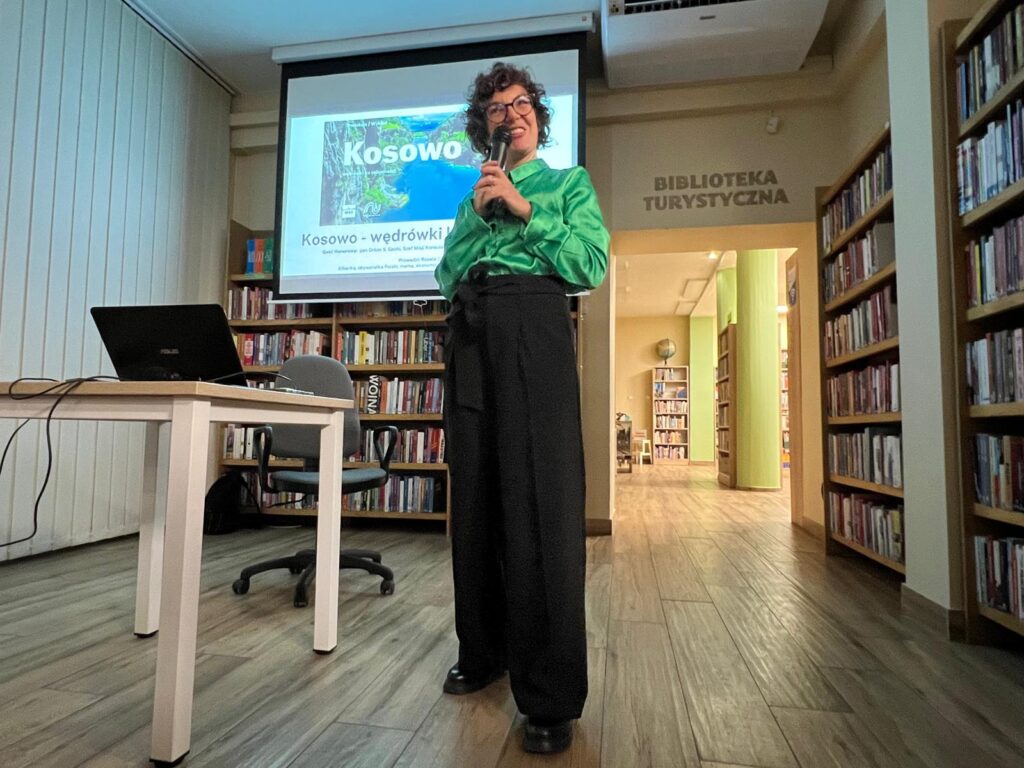 Spotkanie w Bibliotece Albania Kosowo Joga z Rosela wakacje z jogą joga w Albanii