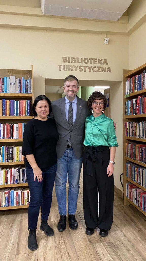 Spotkanie w Bibliotece Albania Kosowo Joga z Rosela wakacje z jogą joga w Albanii